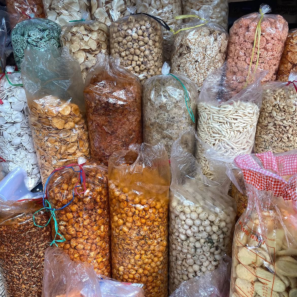 Aneka jajanan kering Sari Milo